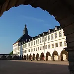 Garni Am Thueringer Klosstheater מלון פרידריכרודה